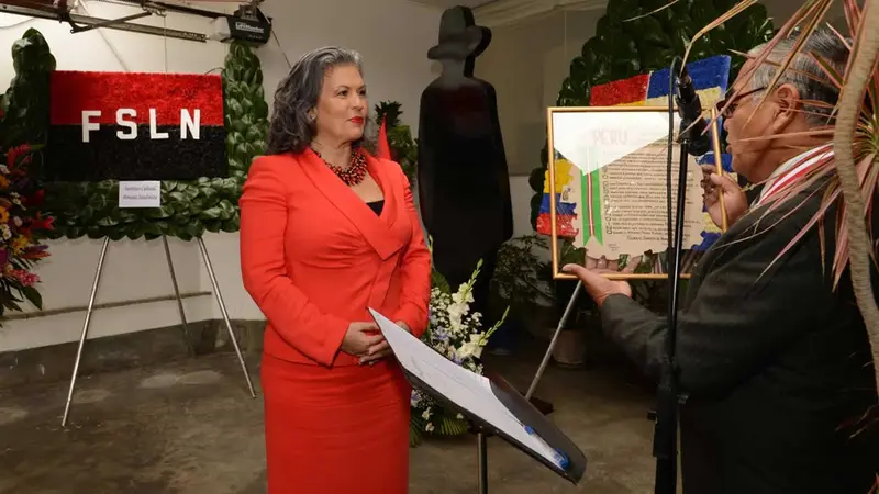 Flores para el General de Hombres y Mujeres Libres en el Perú