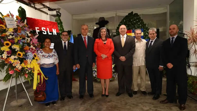 Flores para el General de Hombres y Mujeres Libres en el Perú