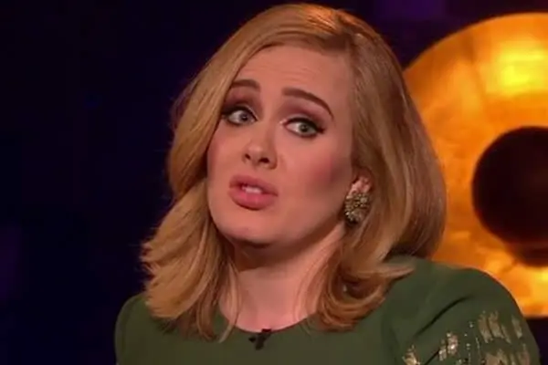 Adele regaña a una fan por grabarla en un concierto