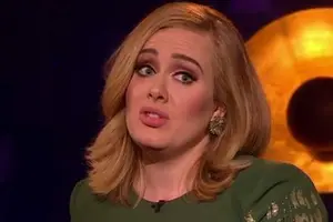Adele regaña a una fan por grabarla en un concierto