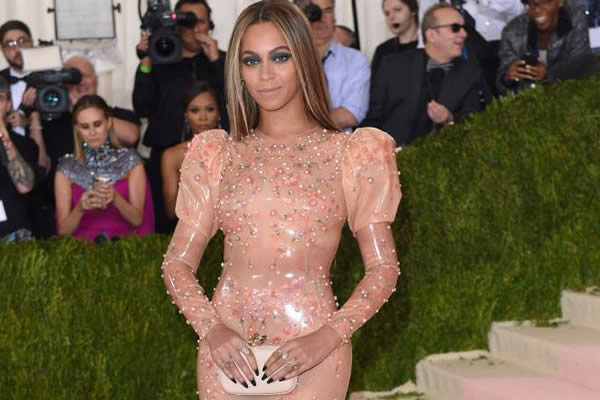 Beyoncé envuelta en látex y sin Jay-Z en la Gala MET