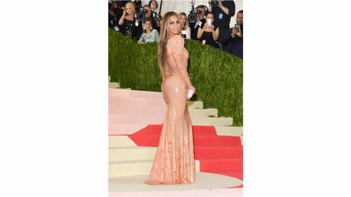 Beyoncé, envuelta en látex y sin Jay-Z