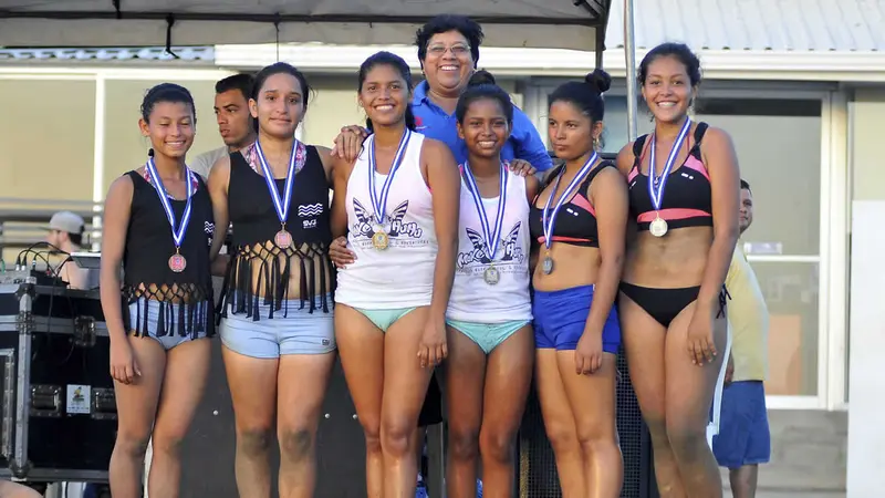 60 parejas en torneo de voleibol de playa