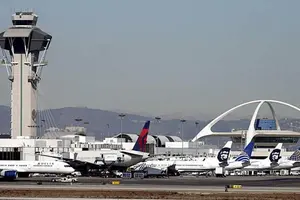 Un avión de American Airlines aterrizó de emergencia en Los Ángeles por una amenaza de bomba