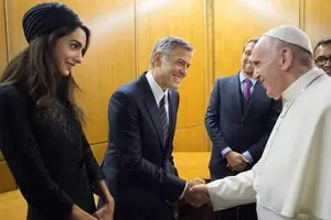 El papa Francisco condecora a Richard Gere, George Clooney y Salma Hayek