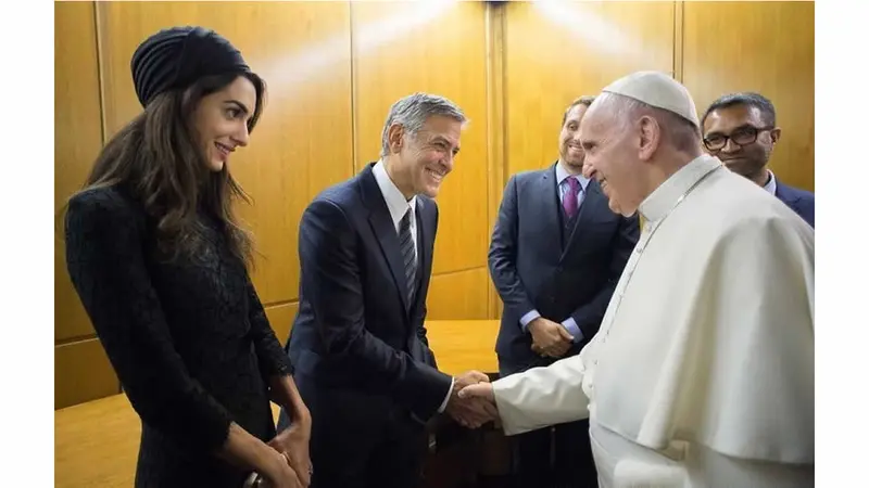 El papa Francisco condecora a Richard Gere, George Clooney y Salma Hayek