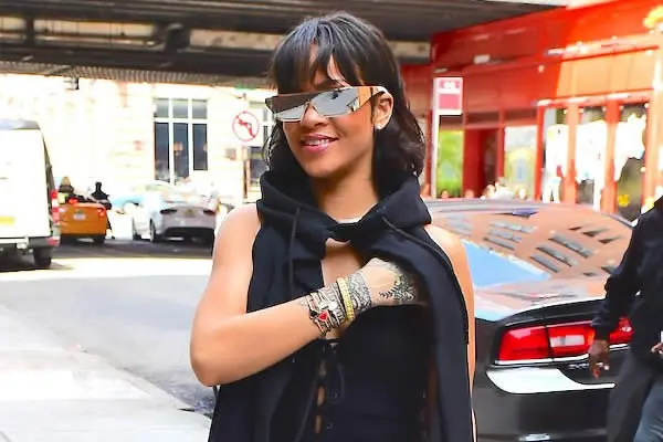 Rihanna vuelve a mostrar sus pezones en un vestido transparente