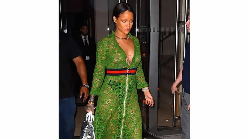 Rihanna vuelve a mostrar sus pezones en un vestido transparente
