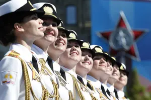 Bellas, Fuertes y Seguras: Las primeras militares que han desfilado por la Plaza Roja de Rusia