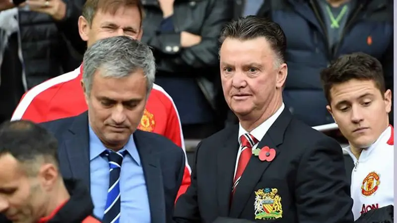 Van Gaal destituido del Manchester United, anunciarán nuevo DT en la semana.