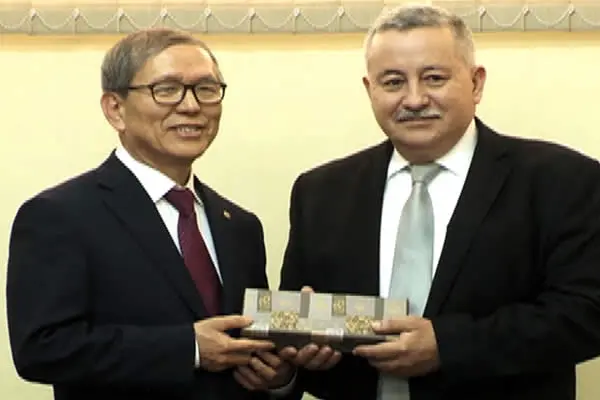 Corea firma convenios con universidades públicas