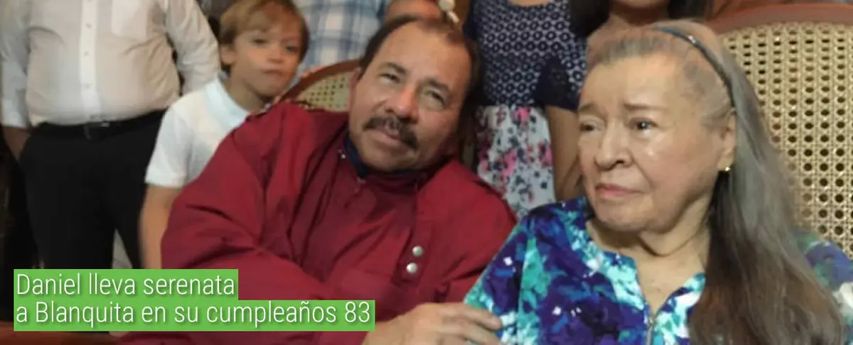 Daniel lleva serenata a Blanquita en su cumpleaños 83
