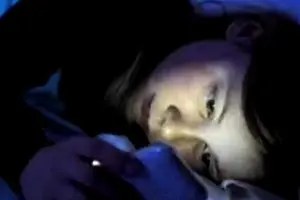 No es recomendable utilizar el celular antes de dormir