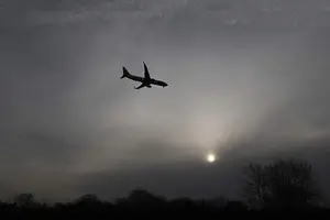 Avión procedente de Fráncfort es rodeado por la Policía y bomberos al aterrizar en Madrid