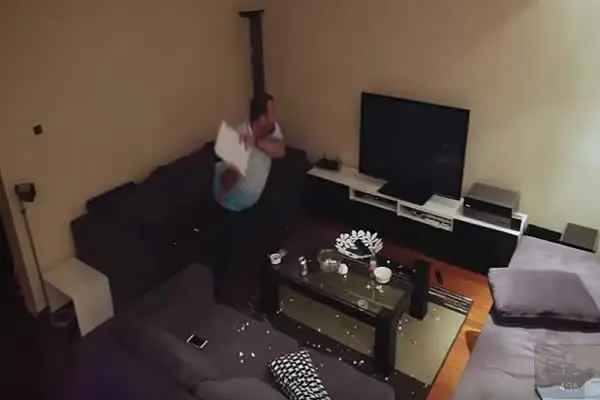 Hincha turco destruye la TV por una broma que le hizo su esposa