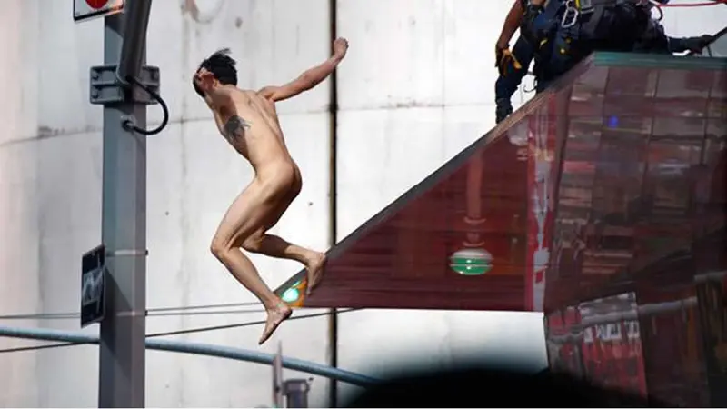 Un hombre desnudo saltó desde una plataforma en Times Square gritando el nombre de Donald Trump