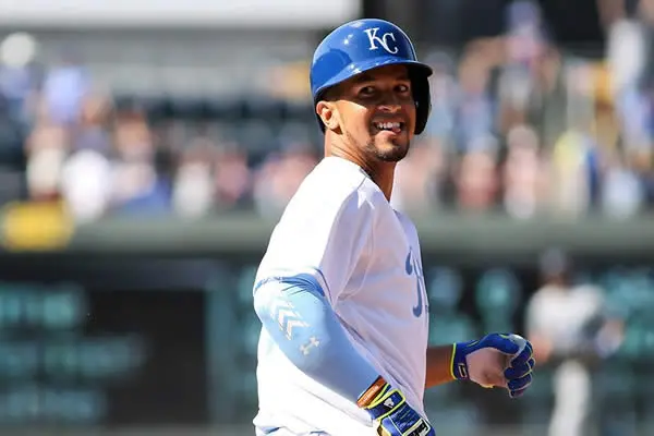Royals ganan con hit de Cuthbert en la 13ra