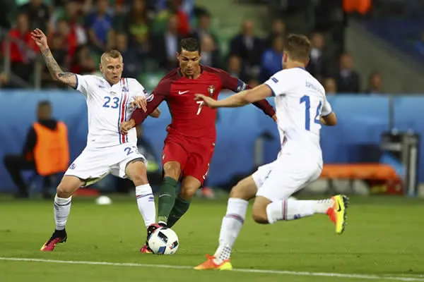 Islandia empata en el debut de CR7 y Portugal