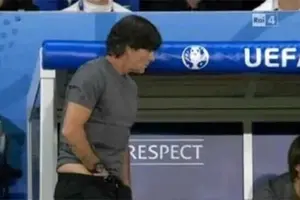 Técnico de Alemania es capturado rascándose sus partes intimas