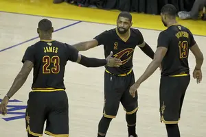 Noche mágica de Irving y LeBron salva a los Cavaliers