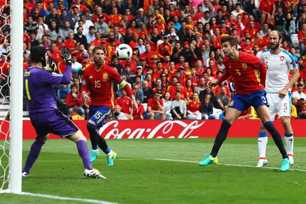 Piqué le da la victoria a España sobre Rep. Checa
