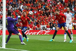 Piqué le da la victoria a España sobre Rep. Checa