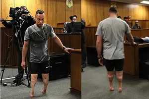 Oscar Pistorius caminó sin sus piernas ortopédicas ante la Jueza y el Tribunal