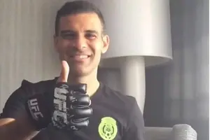 Yair Rodriguez regala unos guantes de UFC a Rafa Márquez