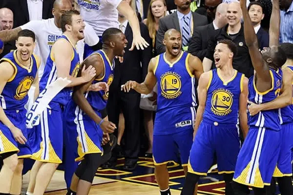 Warriors a un juego del Bicampeonato