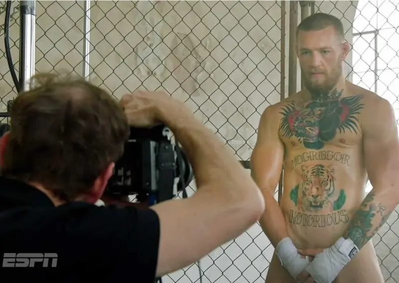 El campeón de UFC Conor McGregor saldrá desnudo