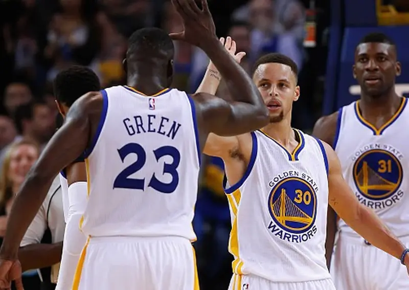 Warriors a un juego del Bicampeonato 