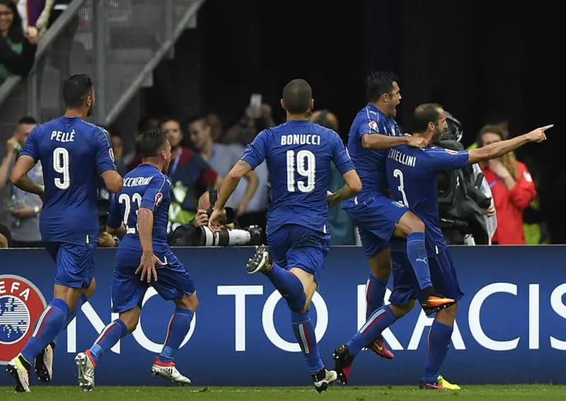 Italia derrota 2-0 a la Bi campeona España para clasificar a 4tos Eurocopa
