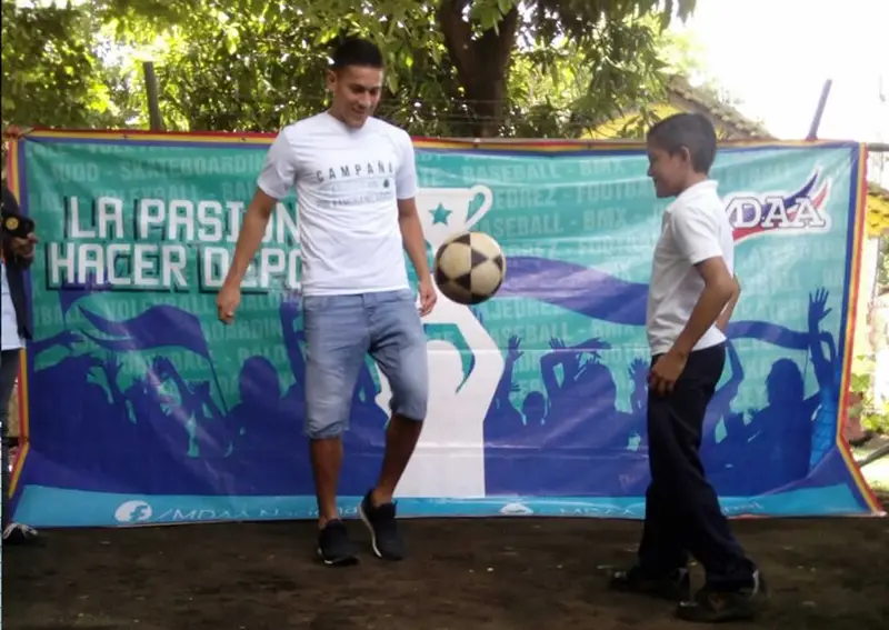 Oscar Duarte se suma a la campaña "Yo adopto un árbol".