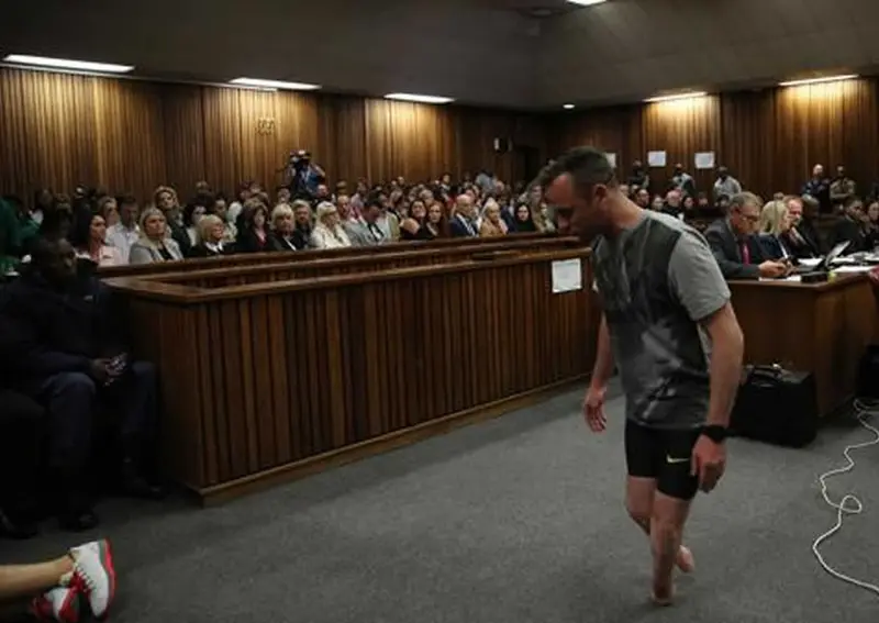 Oscar Pistorius caminó sin sus piernas ortopédicas ante la Jueza y el Tribunal