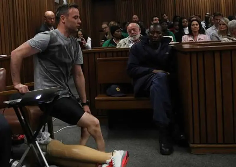 Oscar Pistorius caminó sin sus piernas ortopédicas ante la Jueza y el Tribunal