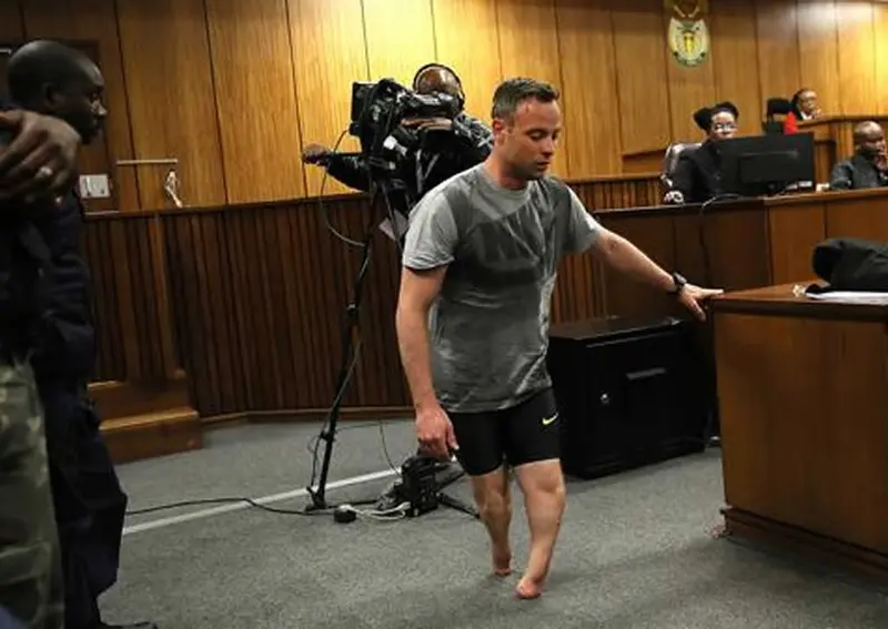 Oscar Pistorius caminó sin sus piernas ortopédicas ante la Jueza y el Tribunal