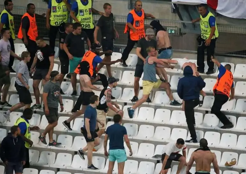 UEFA multa a Rusia y advierte que puede descalificarla de Eurocopa