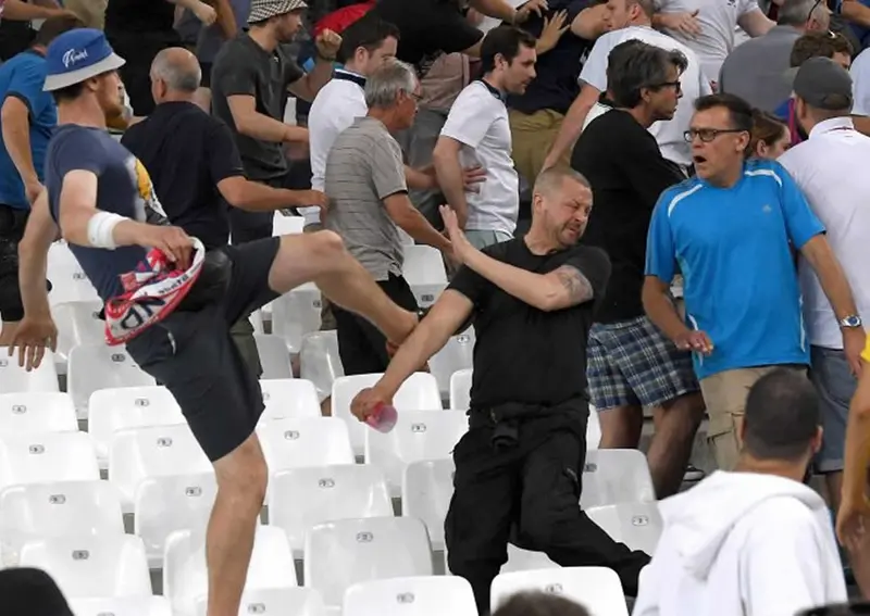 UEFA multa a Rusia y advierte que puede descalificarla de Eurocopa