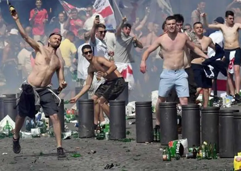 UEFA multa a Rusia y advierte que puede descalificarla de Eurocopa