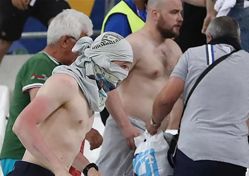 UEFA multa a Rusia y advierte que puede descalificarla de Eurocopa