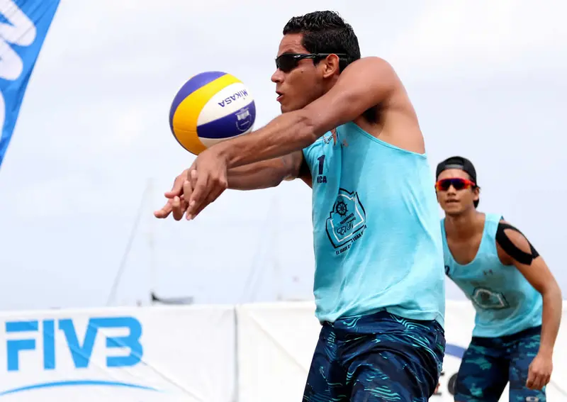 Atletas Nicas de voleibol playa cerca de las Olimpiadas