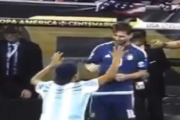 El fan que se arrodilló ante Messi