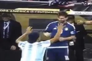 El fan que se arrodilló ante Messi