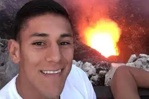 Oscar Duarte admirado por el lago de lava del Volcán Masaya