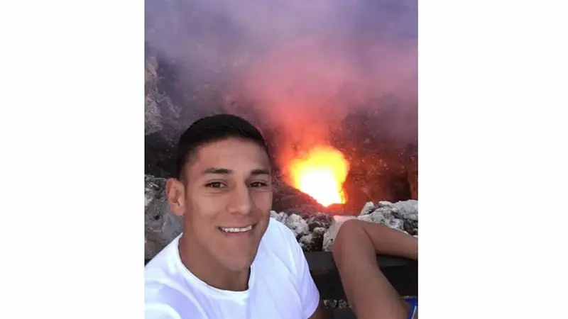 Oscar Duarte admirado por el lago de lava del Volcán Masaya