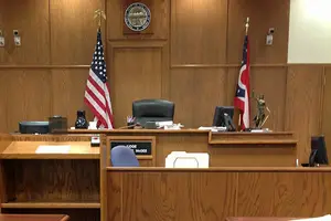 Un hombre se lanza sobre el asesino de su hija al verlo sonreír en el juicio