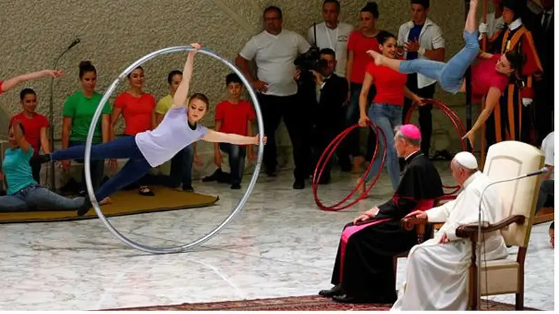 El papa Francisco recibió a un tigre en el Vaticano