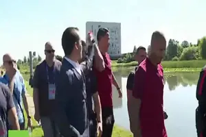 Cristiano Ronaldo tira micrófono de periodista a lago