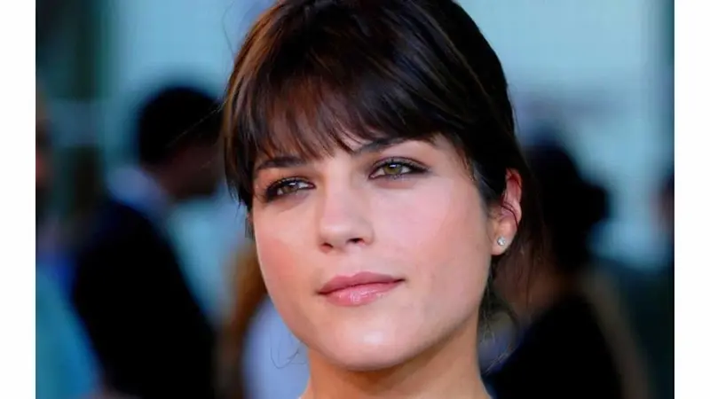 Selma Blair mezcla alcohol y medicamentos en vuelo procedente de Cancún