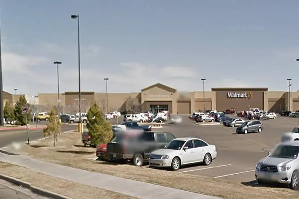 Abaten a hombre armado que tenía rehenes en almacén de Walmart